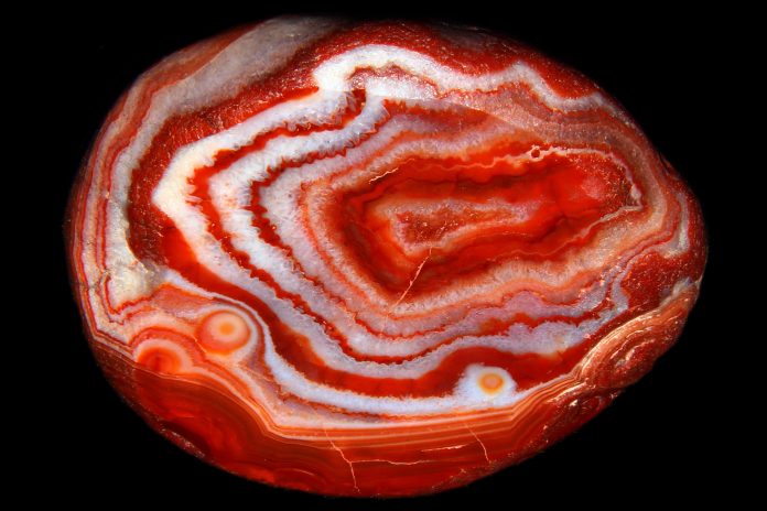 Agat_Lake_Superior_-_Duluth,_Minnesota,_USA. benefits agate, good luck stones, better physical emotional balance, raise consciousness, build self confidence, brings prosperity, protection children, dizziness headache,